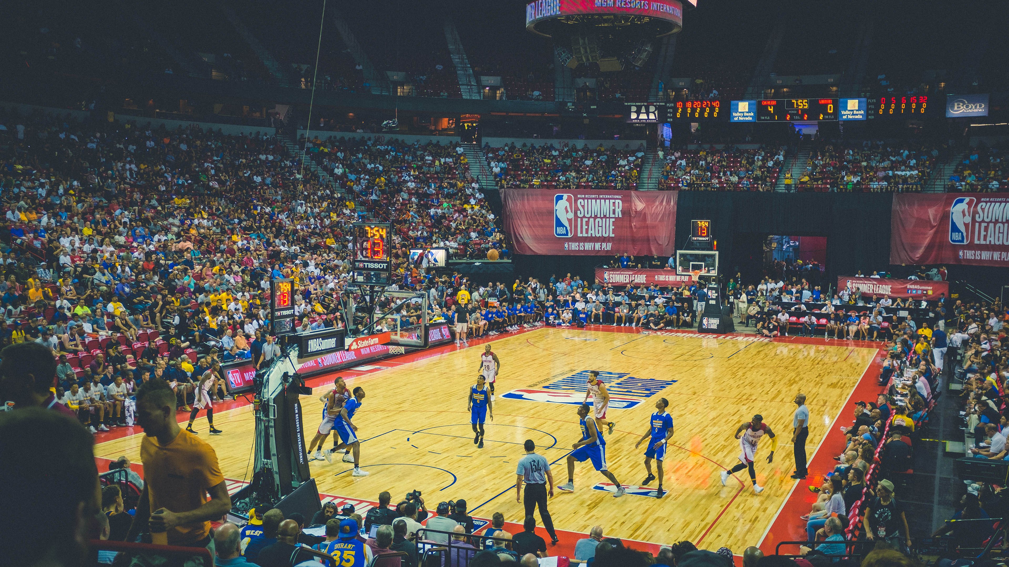 空中平衡车表演：平衡中的飞跃，飞起来的平衡车