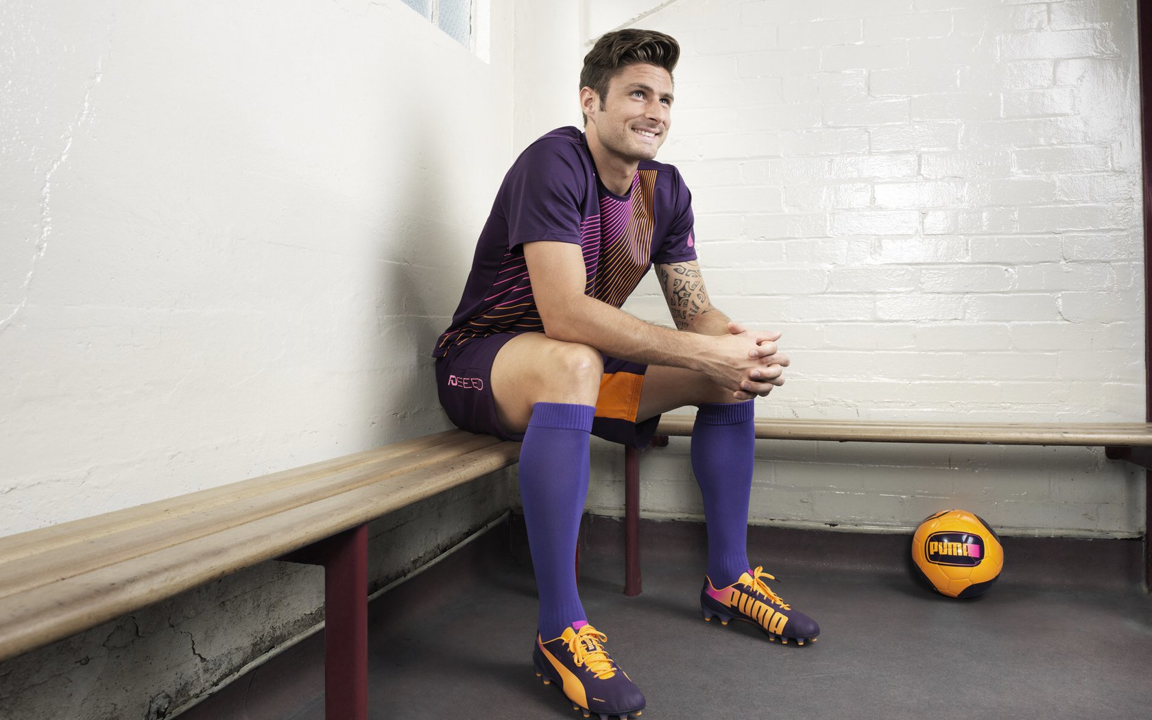 Kaiyun(中国)开云-英超逆境反击，精彩瞬间点燃全场氛围，英超经典比赛